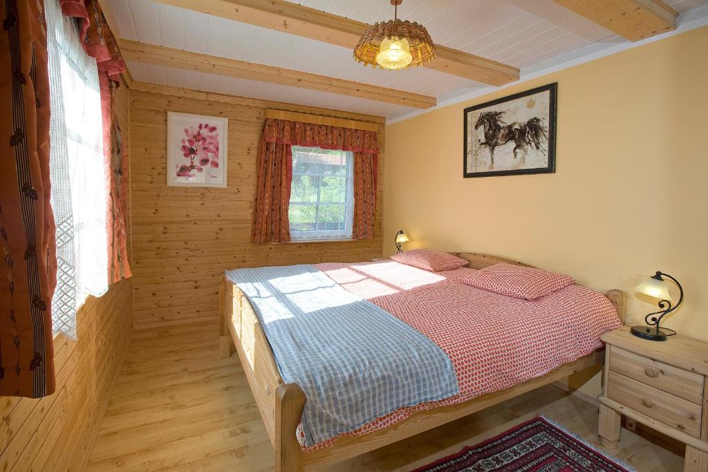 Postel nebo postele na pokoji v ubytování Das Altsteirische Landhaus - La Maison de Pronegg - Feriendomizil im Biosphärenpark Wienerwald