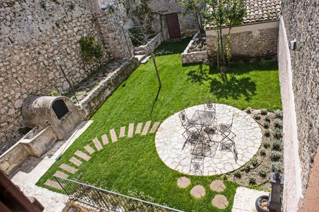 una vista aérea de un jardín con un círculo en el césped en Il Falconiere, en Vicalvi