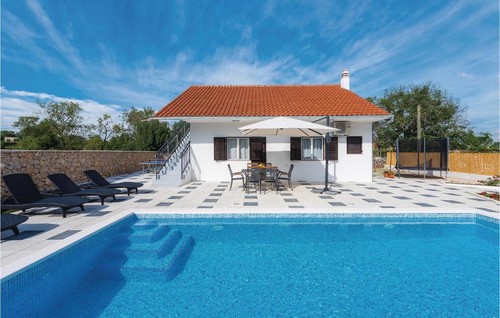 uma villa com uma piscina e uma casa em Awesome Home In Unesic With Wifi em Unešić