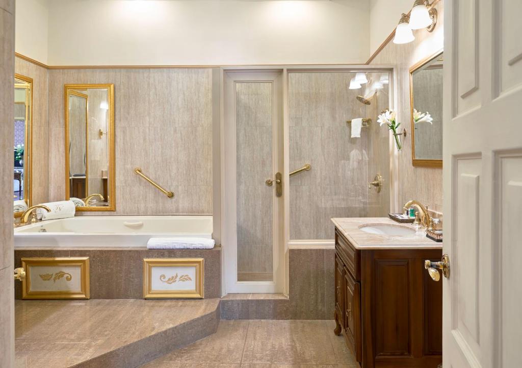 Terra Nova All Suite Hotel - Signature Luxury Suite