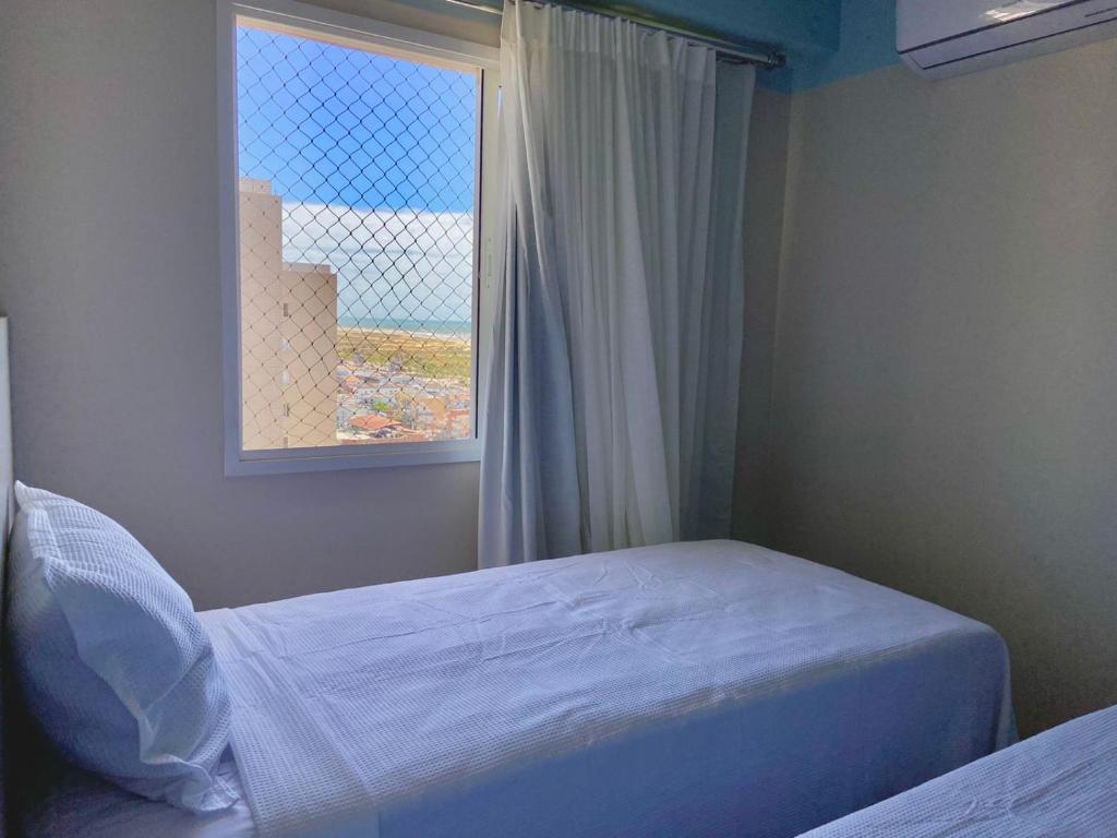 um quarto com uma cama e uma janela em TEMPORADA737 TOP 03 QUARTOS na ATALAIA em Aracaju