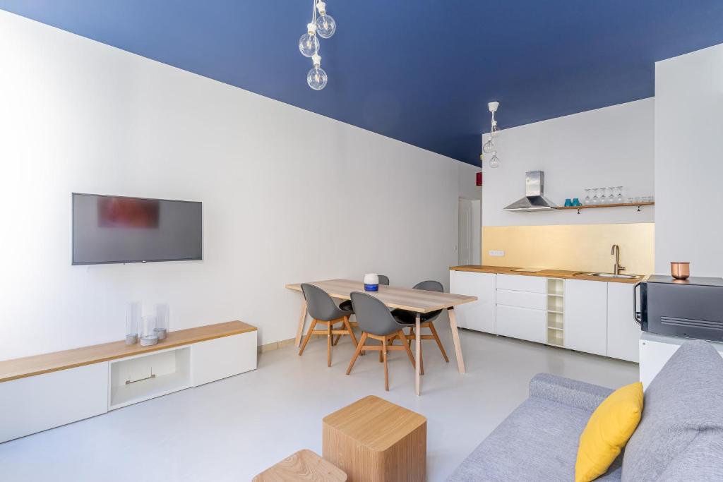 une cuisine et un salon avec une table et un canapé dans l'établissement Place de Rome, à Marseille