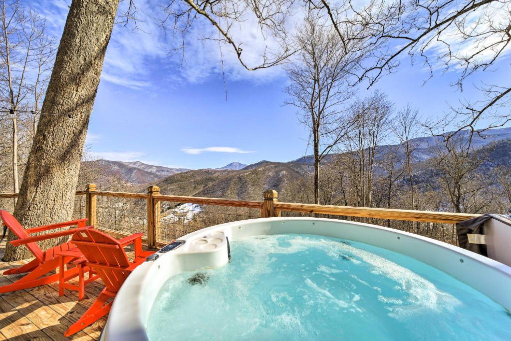 bañera de hidromasaje en una terraza con mesa y sillas en Blue Sky Cottage Romantic Retreat with Mtn Views!, en Canton