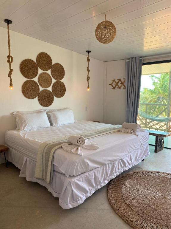 ein Schlafzimmer mit einem großen weißen Bett in einem Zimmer in der Unterkunft Casa Éolica in Barra Grande