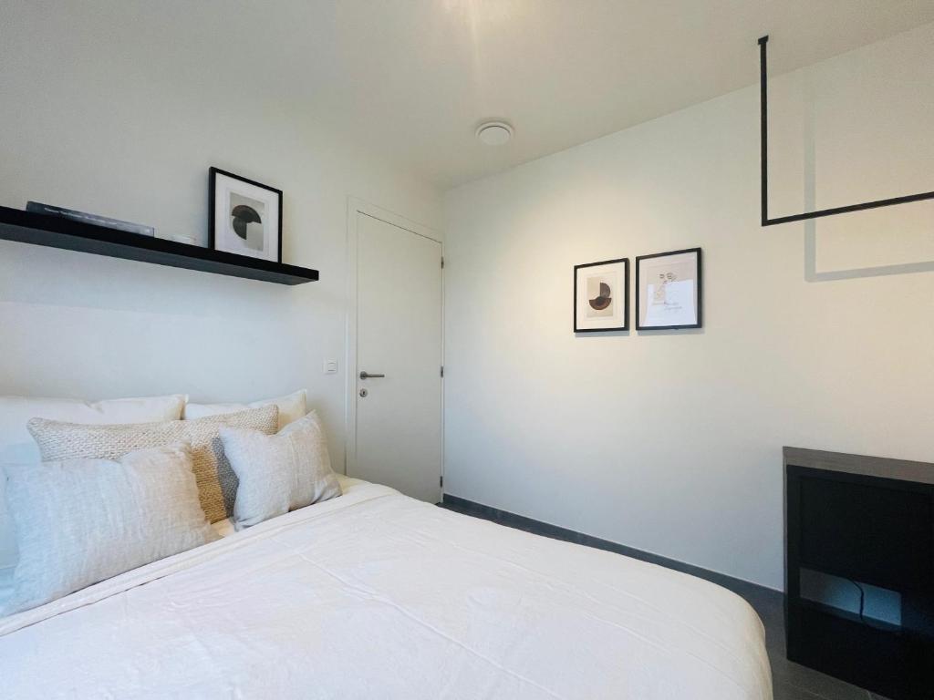 biała sypialnia z łóżkiem i kominkiem w obiekcie Your Room with A View Bolderberg w mieście Heusden-Zolder