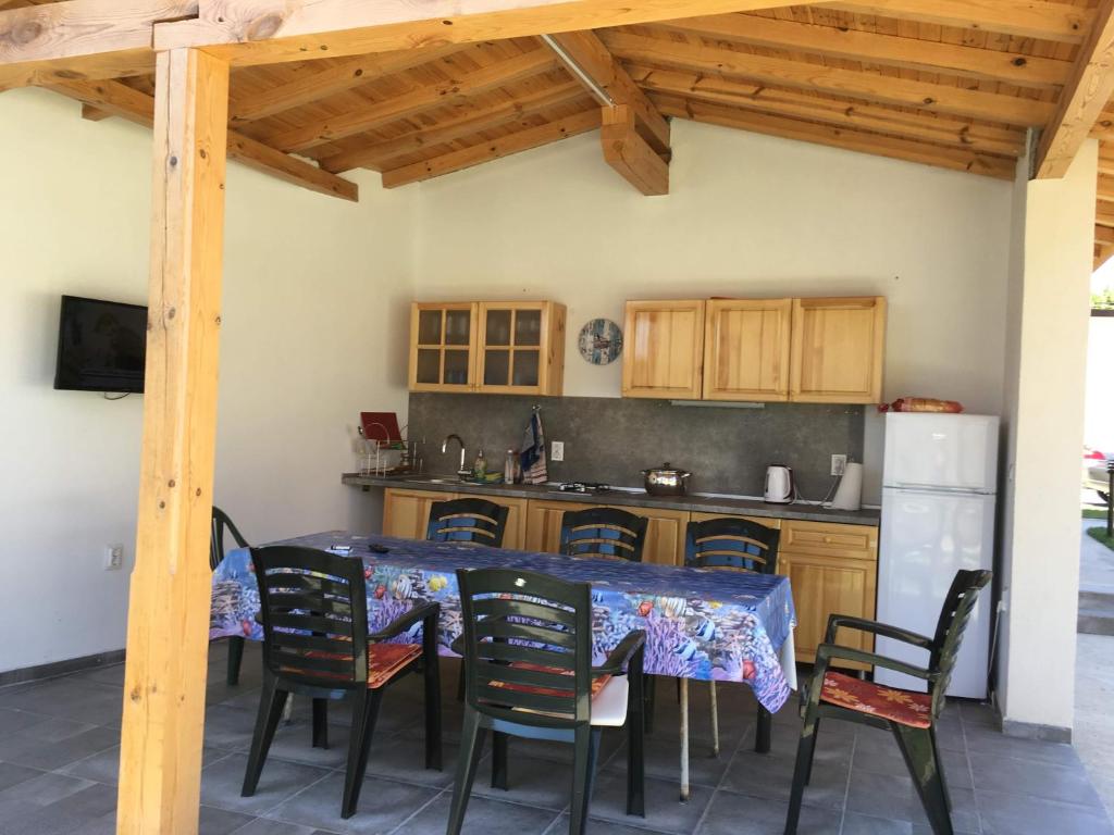 Kuchyň nebo kuchyňský kout v ubytování GUEST HOUSE ZORNICA in OBZOR