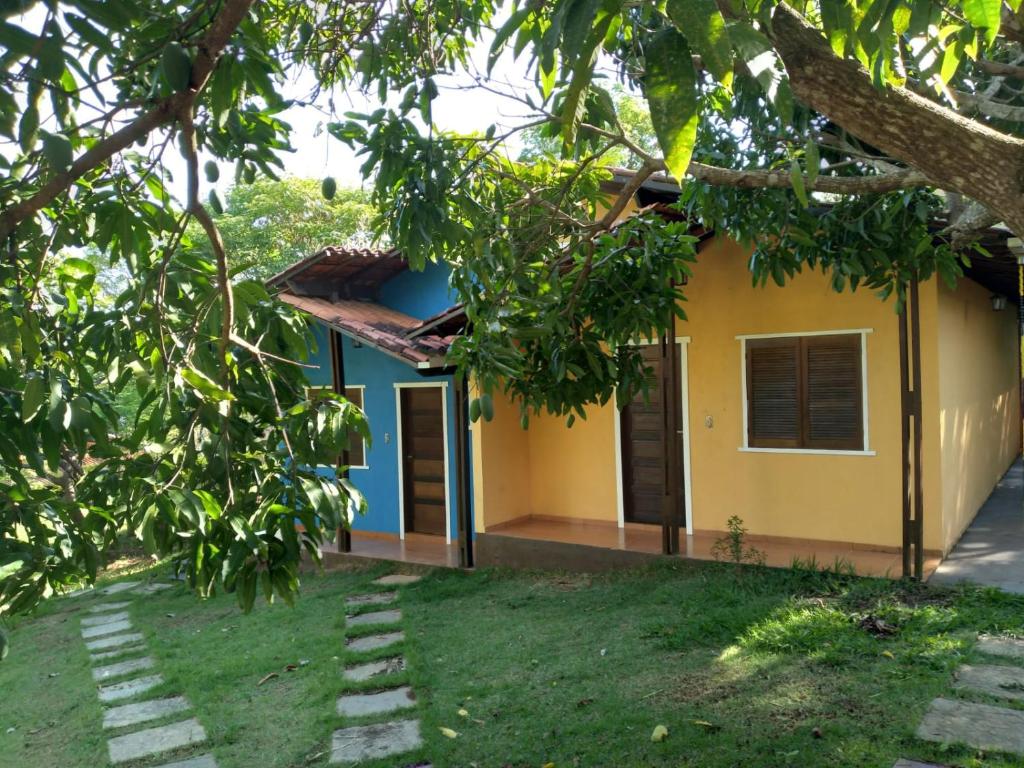 une maison à la façade jaune et bleue dans l'établissement Valle Rural, à Pedro Leopoldo