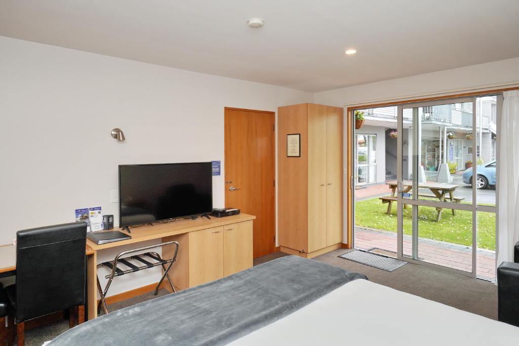 TV a/nebo společenská místnost v ubytování 306 Motel Apartments