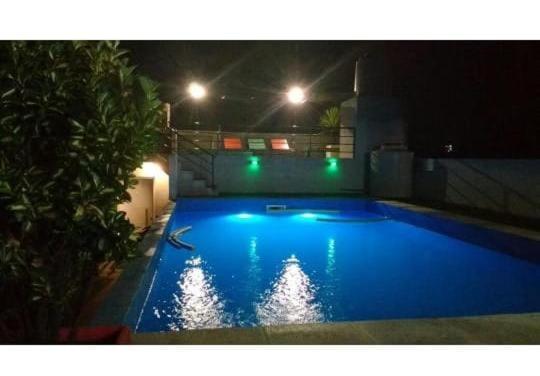 een groot blauw zwembad met verlichting bij Los Ceibos dpto para 4 personas in Estancia Vieja