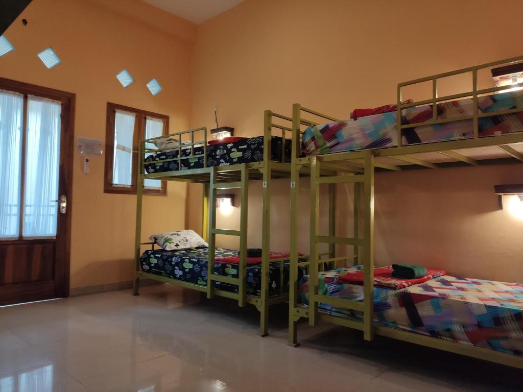 Letto o letti in una camera di Botchan Hostel