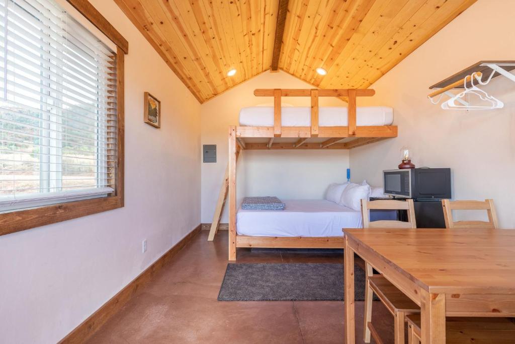 Ένα ή περισσότερα κρεβάτια σε δωμάτιο στο Gooseberry Lodges Zion National Park Area