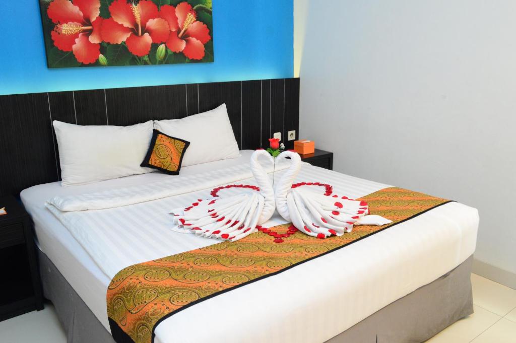 Postel nebo postele na pokoji v ubytování J Hotel - Bandara Soekarno Hatta