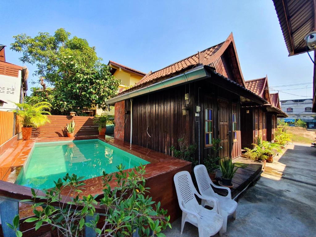 Bazén v ubytování KTT Resort and Motorbike & Bicycle for rents Sukhothai nebo v jeho okolí