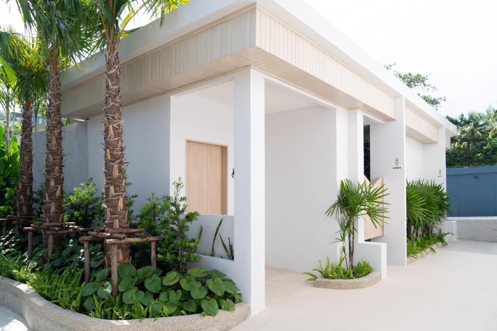 Ein Garten an der Unterkunft Panwaburi Beachfront Resort - SHA Extra Plus