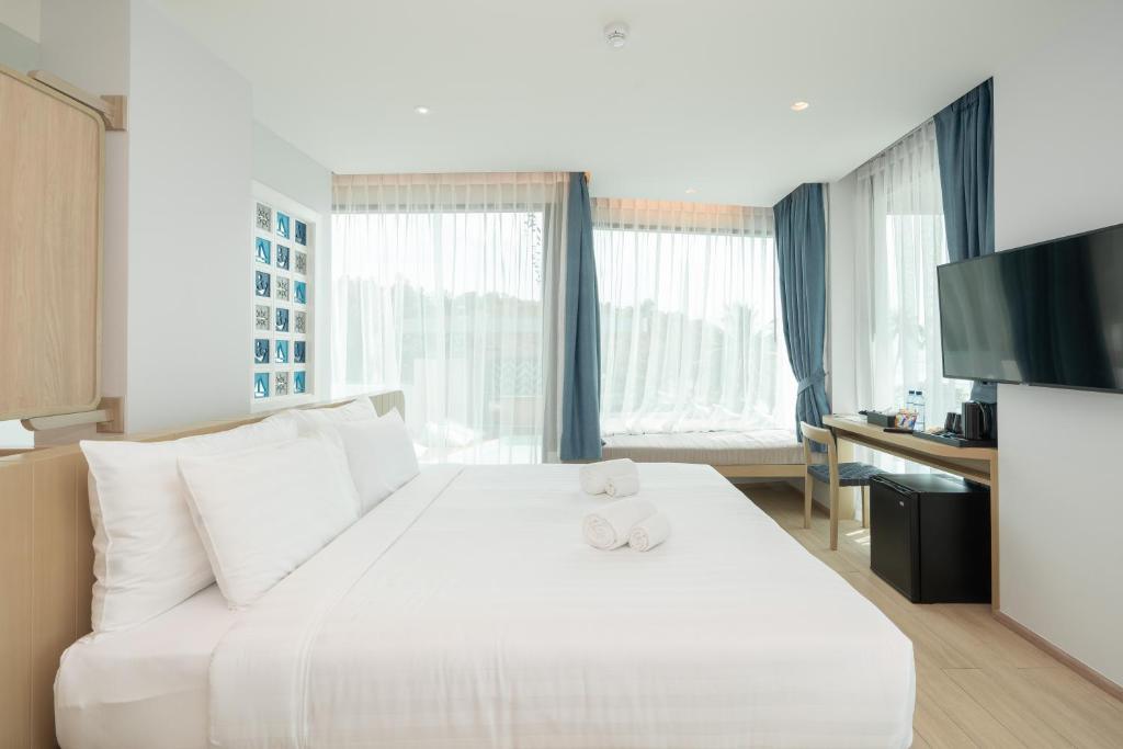 Ein Bett oder Betten in einem Zimmer der Unterkunft Panwaburi Beachfront Resort - SHA Extra Plus