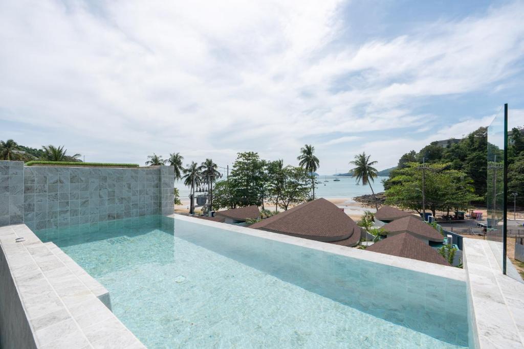 Der Swimmingpool an oder in der Nähe von Panwaburi Beachfront Resort - SHA Extra Plus