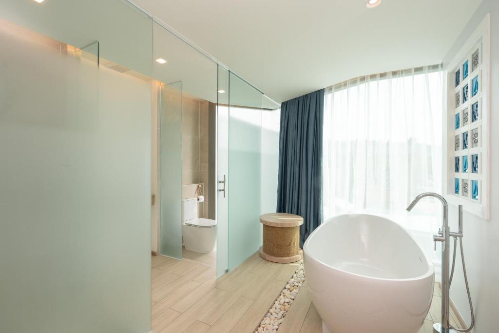 Ein Badezimmer in der Unterkunft Panwaburi Beachfront Resort - SHA Extra Plus