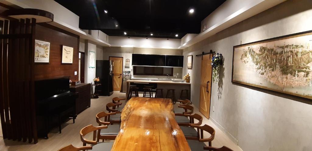 Una televisión o centro de entretenimiento en 藏風民宿THE WIND GUESTHOUSE 2022