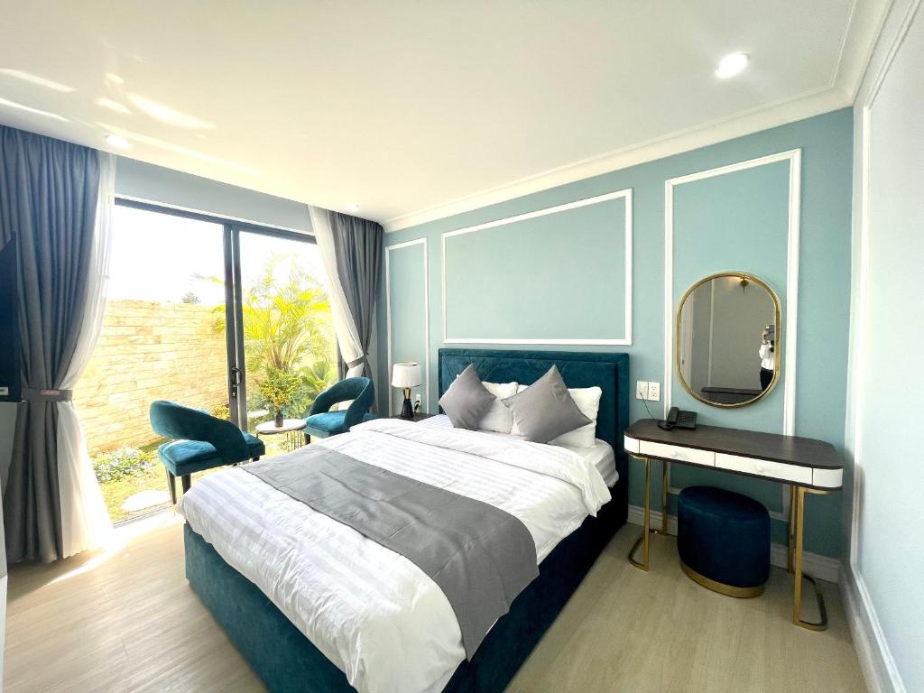 Una cama o camas en una habitación de An Nhi Hotel