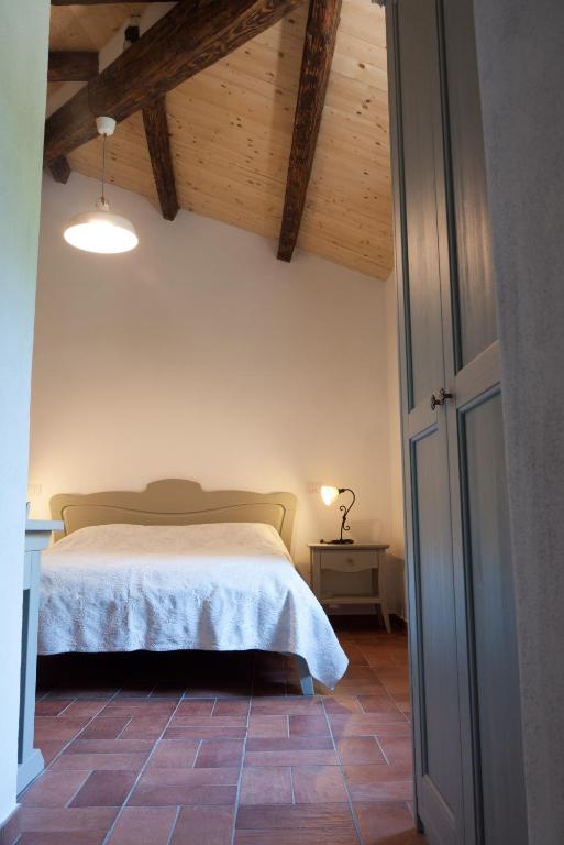 A bed or beds in a room at Agriturismo Mirasole