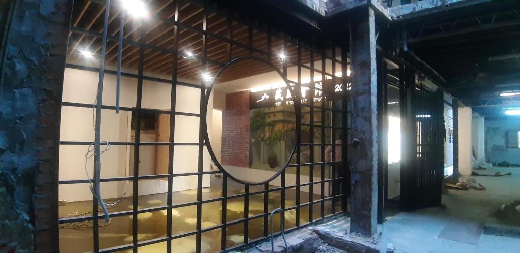 Zimmer mit einem Spiegel an der Wand eines Gebäudes in der Unterkunft 藏風民宿THE WIND GUESTHOUSE 2022 in Tainan