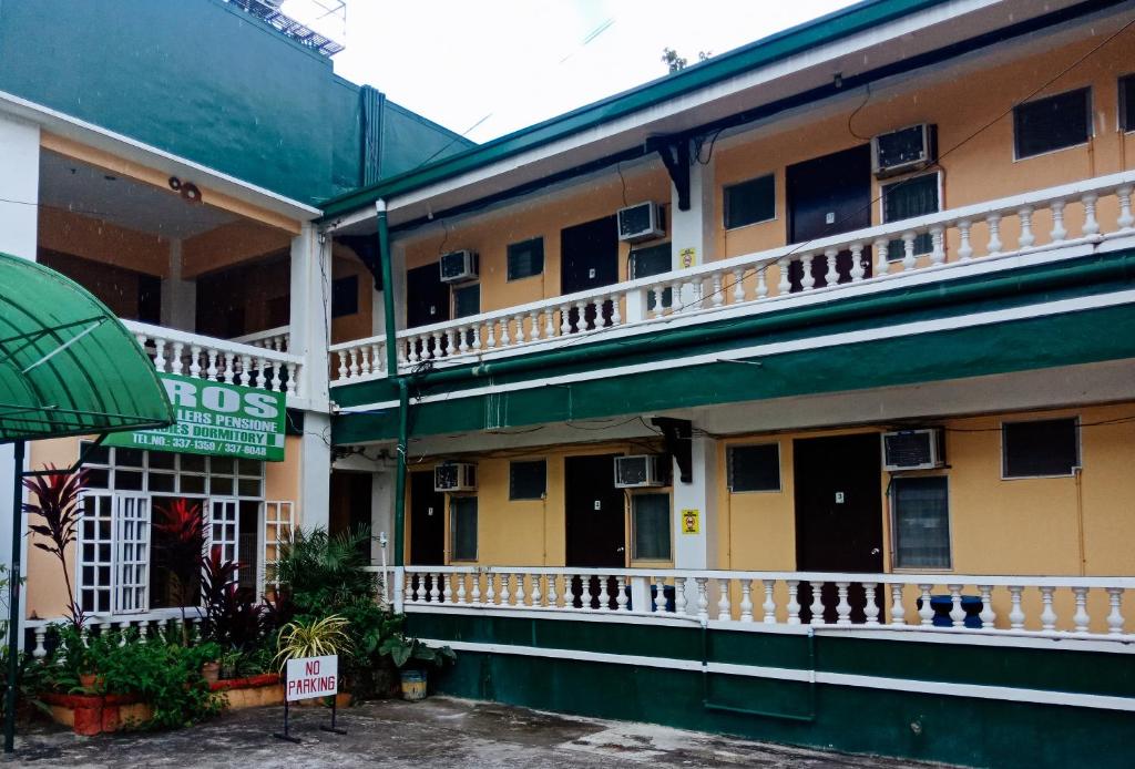 vistas a la parte delantera del hotel en RedDoorz @ Eros Travellers Pensione, en Iloilo City