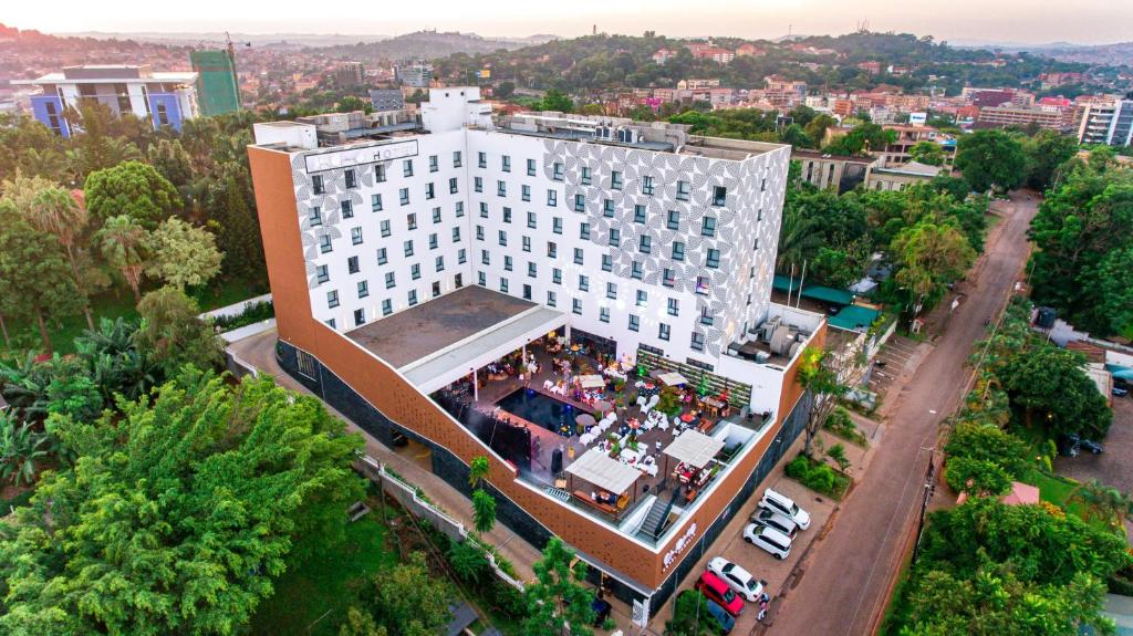 Letecký snímek ubytování ONOMO Hotel Kampala