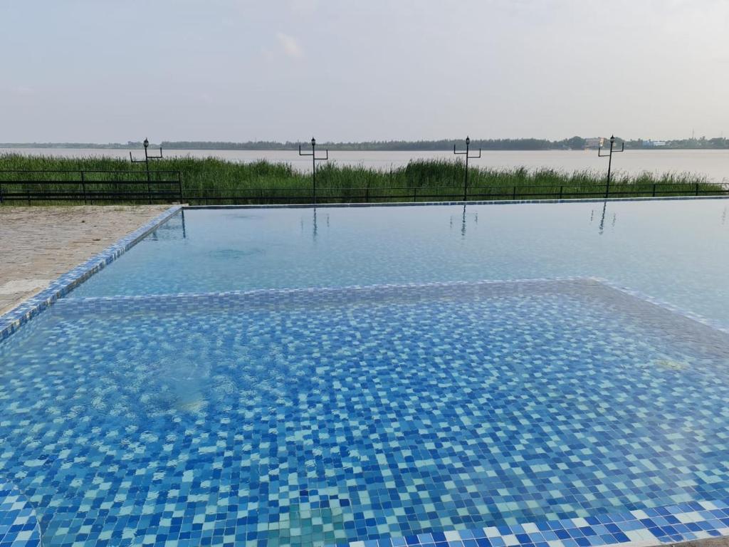 Bazén v ubytování Hotel Sonar Bangla Kolaghat nebo v jeho okolí