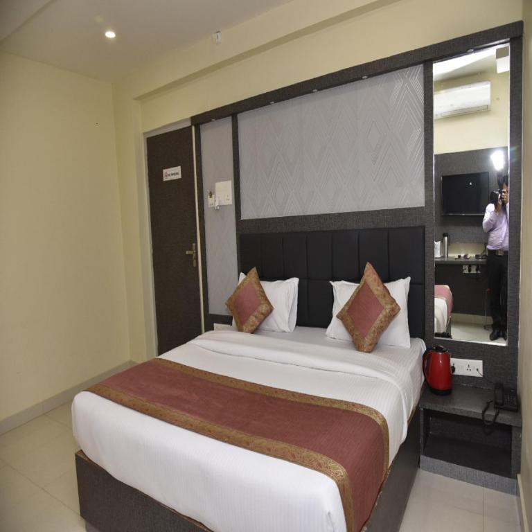 Postel nebo postele na pokoji v ubytování HOTEL TRIDEV GRAND