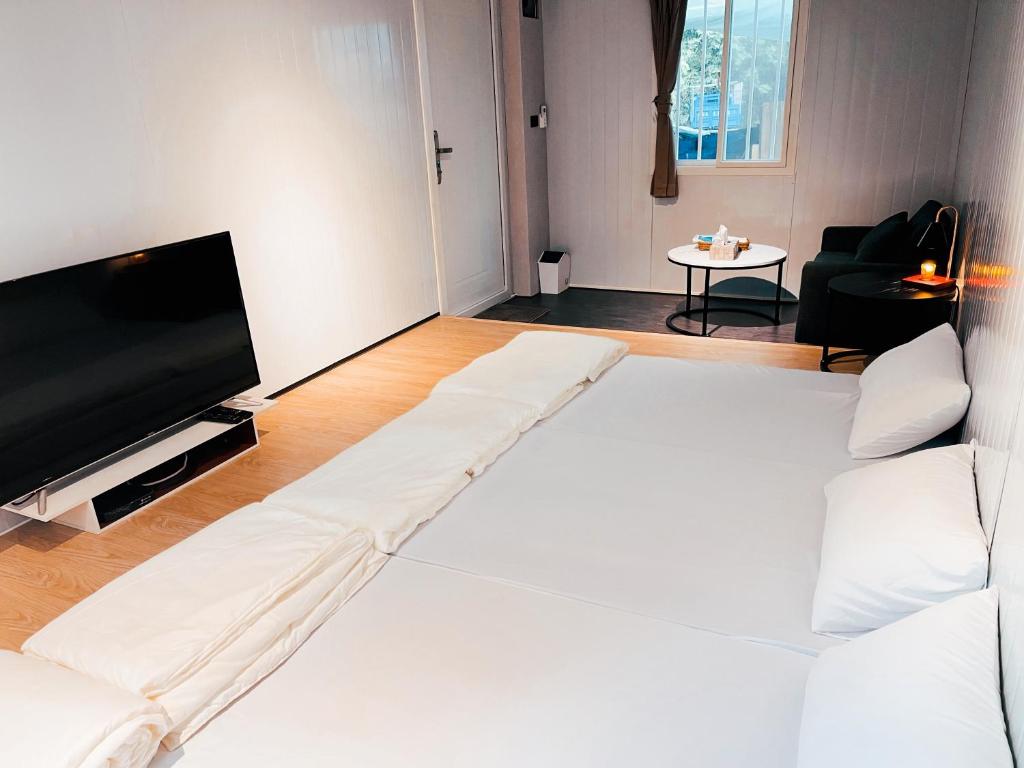 TV a/nebo společenská místnost v ubytování 東澳海安獨木舟背包客棧Hai An 2 Hostel