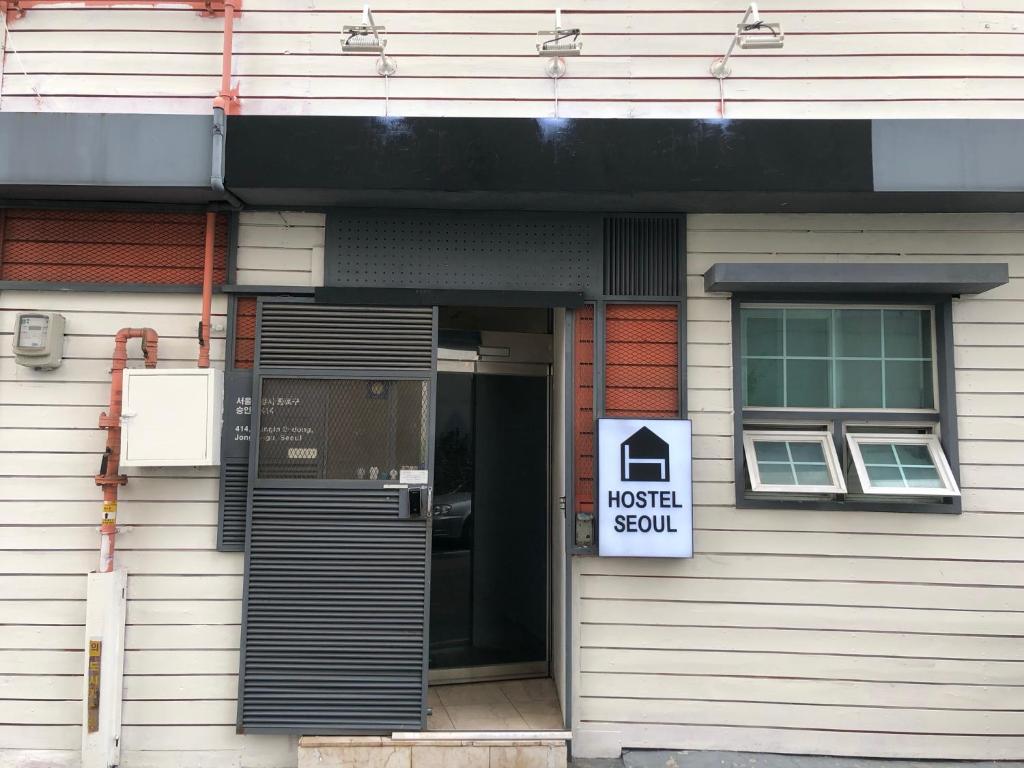 uma casa com um letreiro de escola de música na porta em Hostel Seoul em Seul