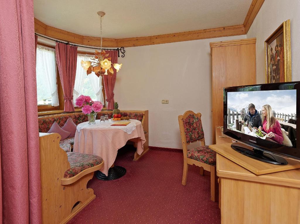 TV a/nebo společenská místnost v ubytování Hotel Ländenhof Superior