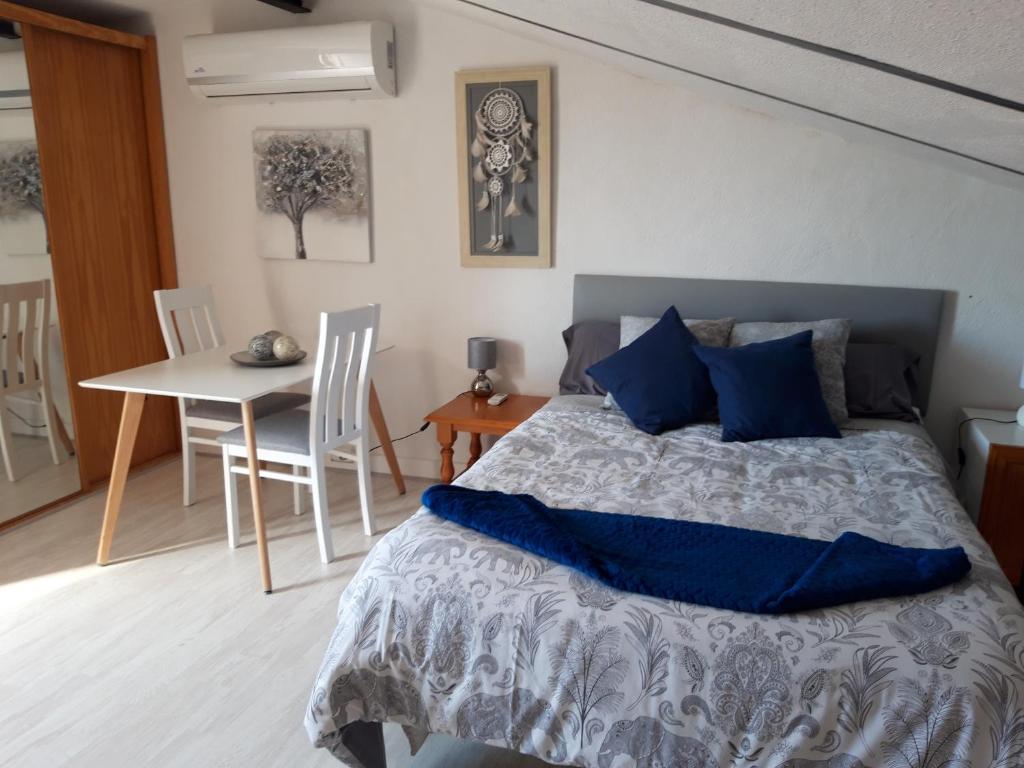 1 dormitorio con 1 cama, mesa y sillas en Mamen loft, en Aguadulce