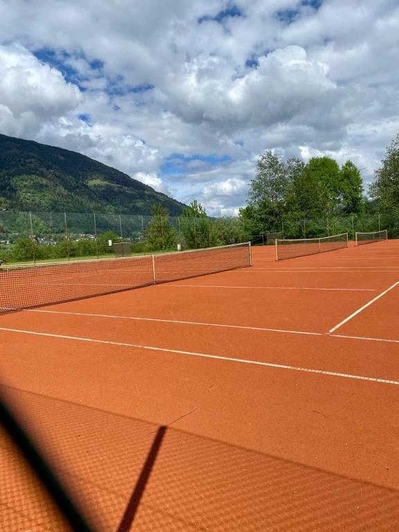 Tennis and/or squash facilities at LB4 Seeblick Appartement Haus Landskron mit direktem Seezugang am Ossiachersee or nearby