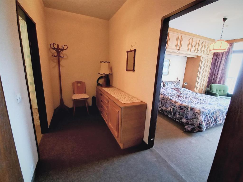 A bed or beds in a room at LB4 Seeblick Appartement Haus Landskron mit direktem Seezugang am Ossiachersee
