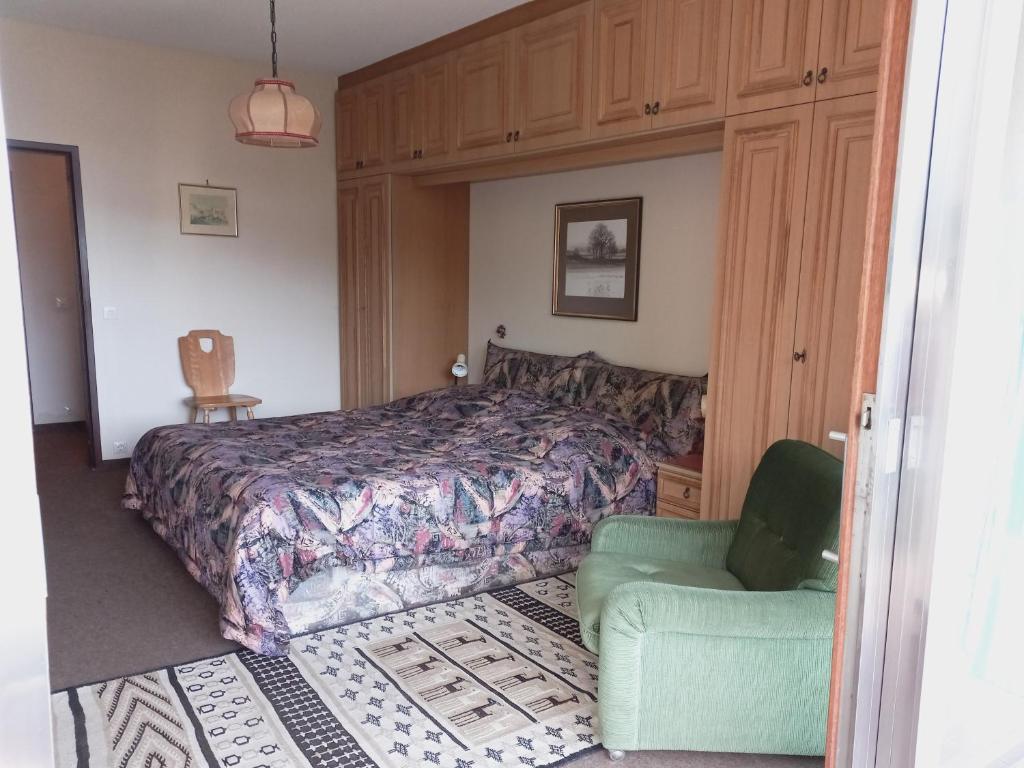 A bed or beds in a room at LB4 Seeblick Appartement Haus Landskron mit direktem Seezugang am Ossiachersee