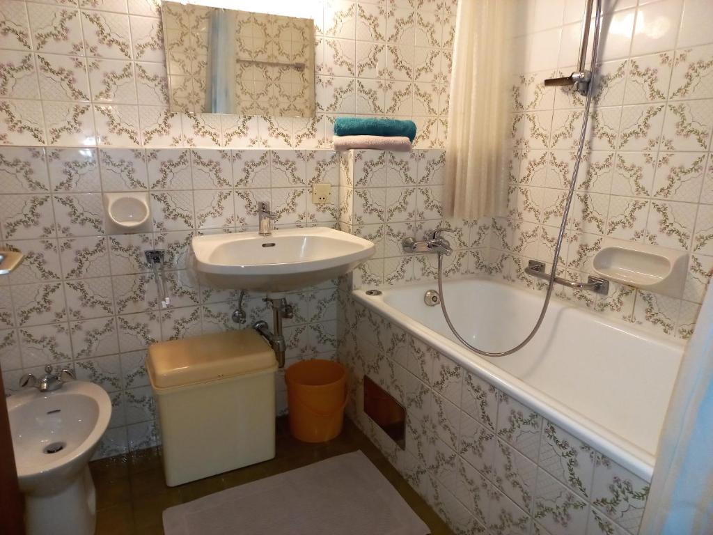 A bathroom at LB4 Seeblick Appartement Haus Landskron mit direktem Seezugang am Ossiachersee