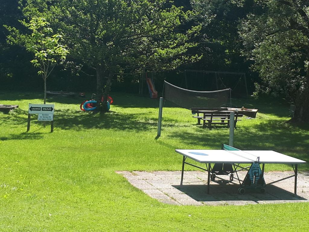 A garden outside LB4 Seeblick Appartement Haus Landskron mit direktem Seezugang am Ossiachersee