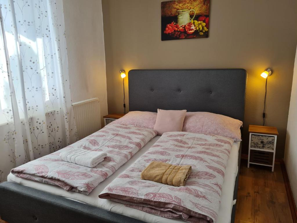 Postel nebo postele na pokoji v ubytování Fertődi Kúria Vendégház