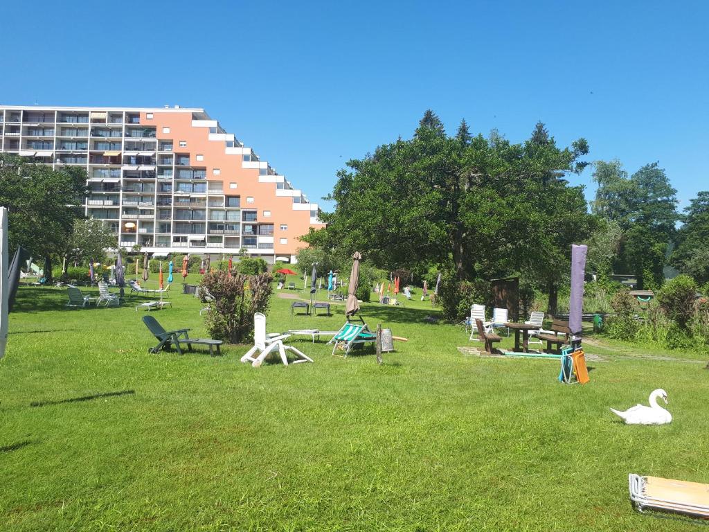 A garden outside LB4 Seeblick Appartement Haus Landskron mit direktem Seezugang am Ossiachersee