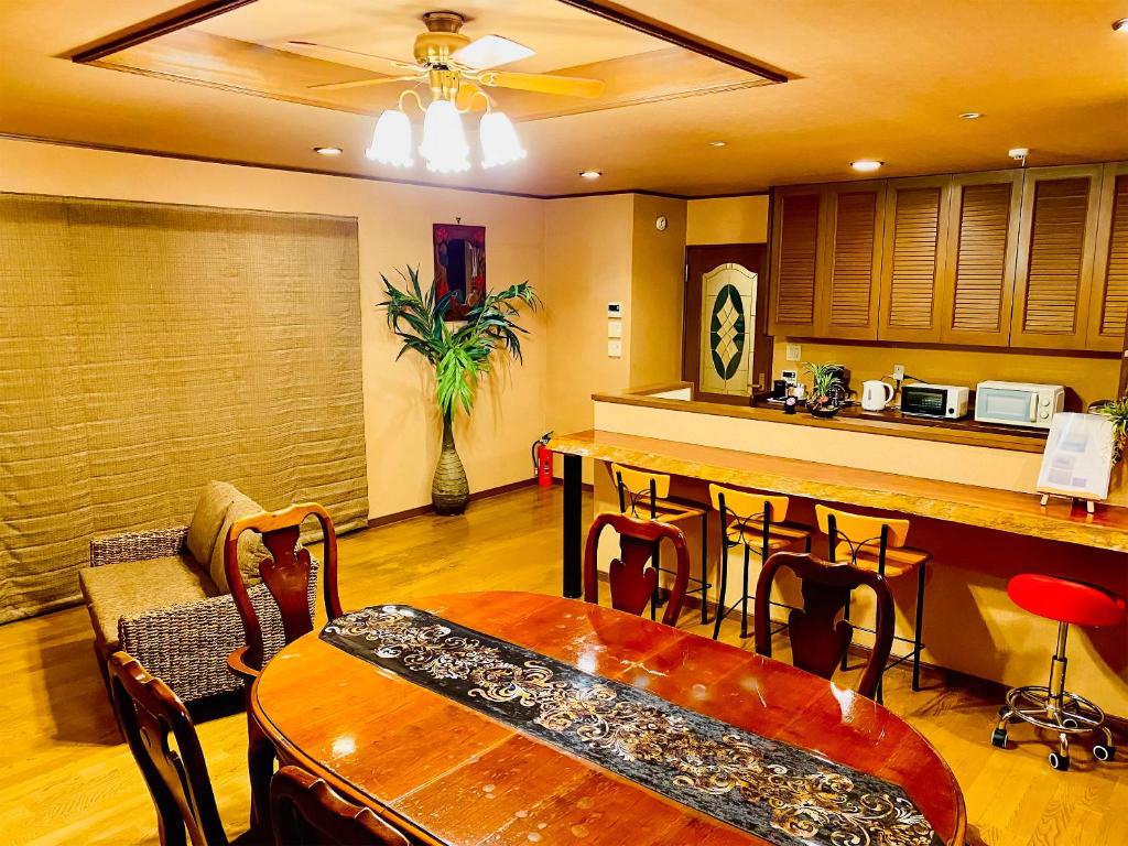 uma cozinha com uma mesa e uma bancada em Garden Villa em Fujiyoshida