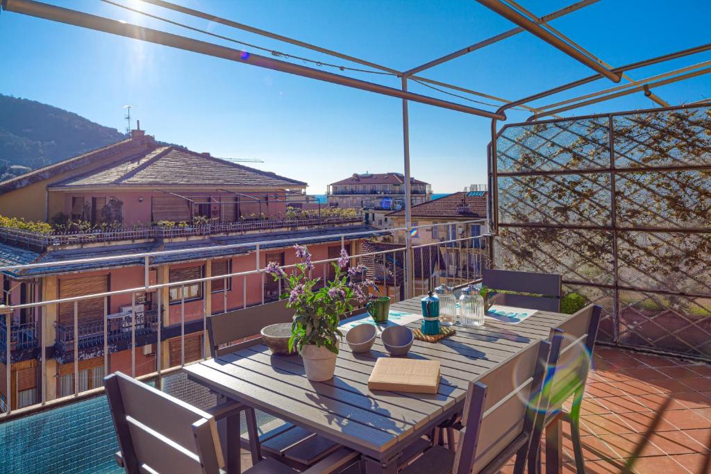 - une table sur un balcon avec vue sur l'eau dans l'établissement ALIDA House Top Floor, à Levanto