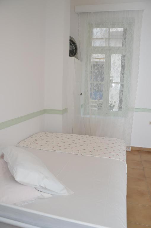 Postel nebo postele na pokoji v ubytování Aegli Rooms
