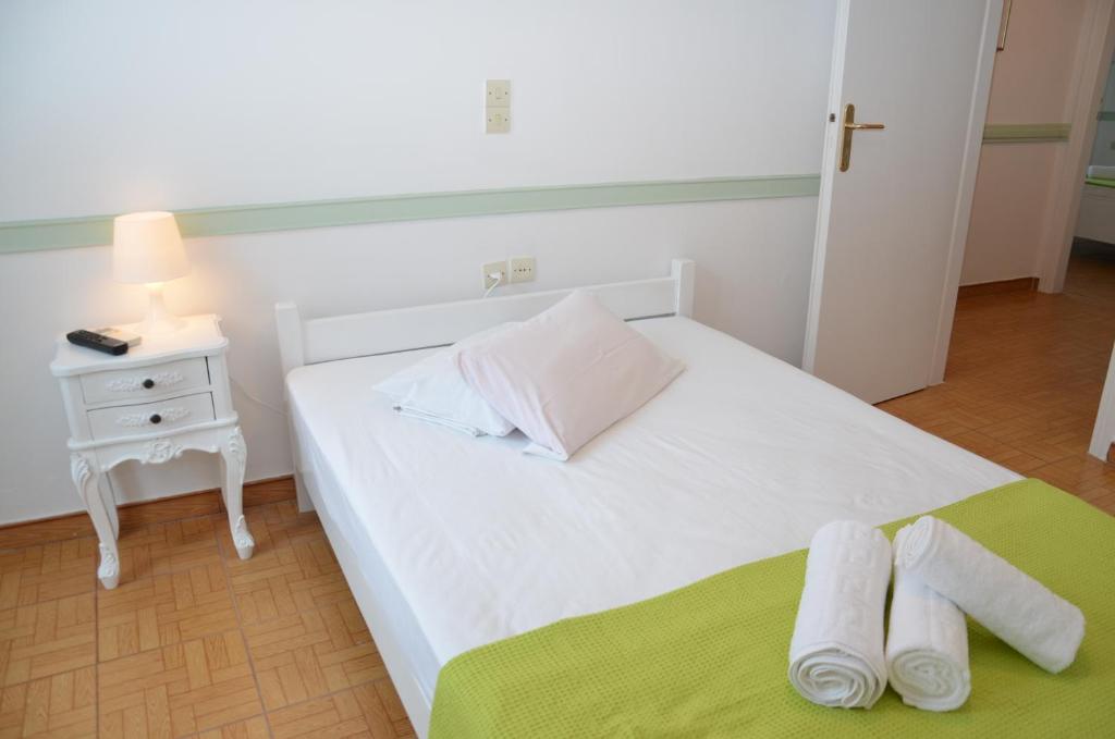 Postel nebo postele na pokoji v ubytování Aegli Rooms