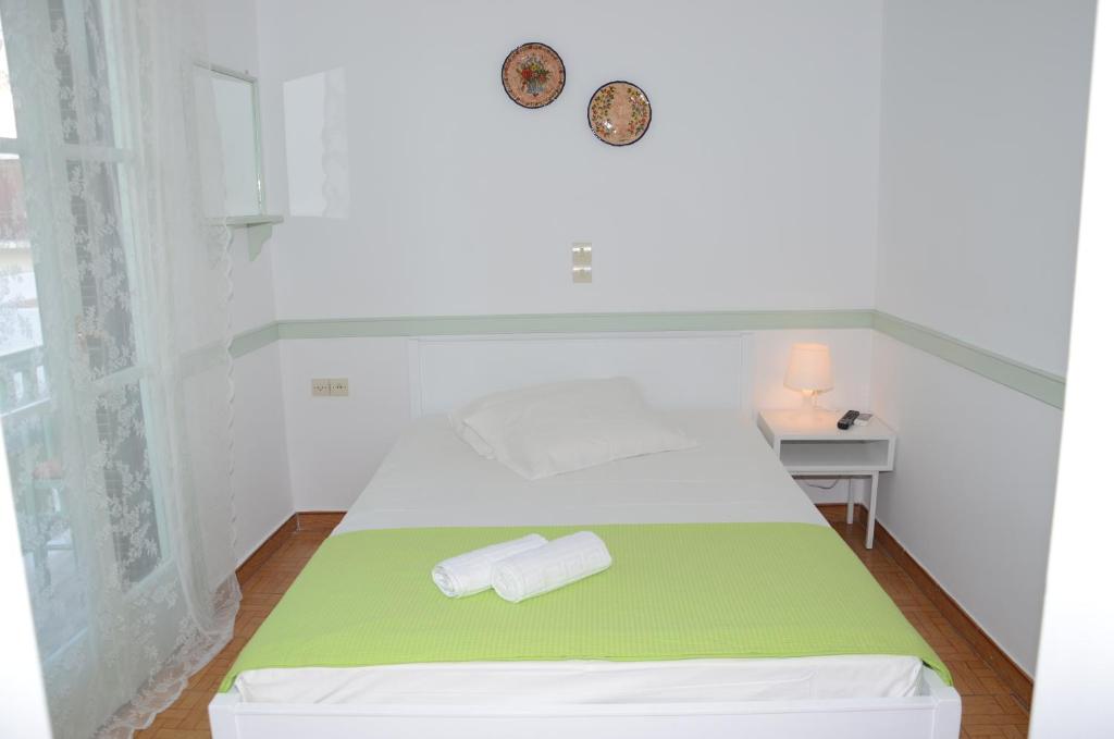 Postel nebo postele na pokoji v ubytování Aegli Rooms