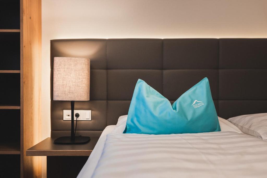 Postel nebo postele na pokoji v ubytování ALFA hotel
