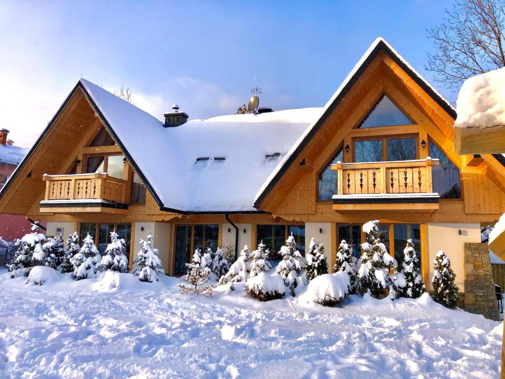 ザコパネにあるPrzystanek Zakopaneの雪に覆われた家