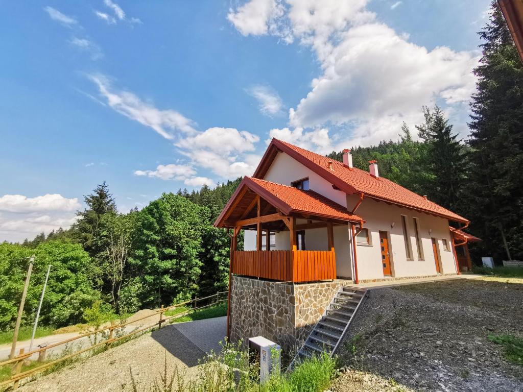 mały dom ze schodami prowadzącymi do niego w obiekcie APARTMA NIKA w mieście Ribnica na Pohorju