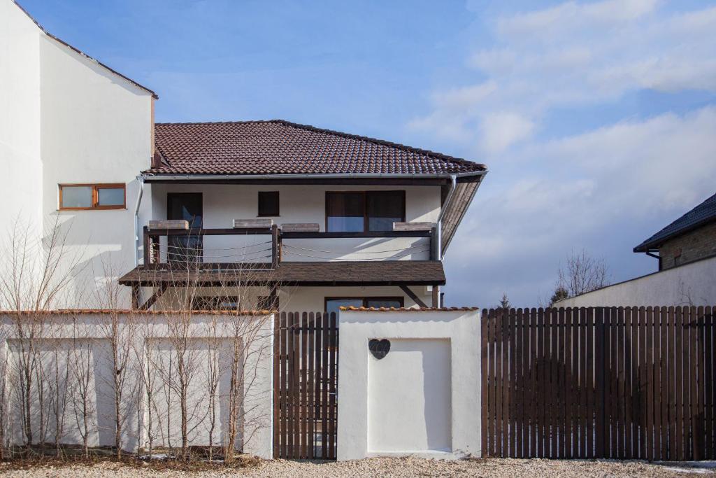 Gallery image of Sit And Dream Home with Terrace and Yard in Hărman