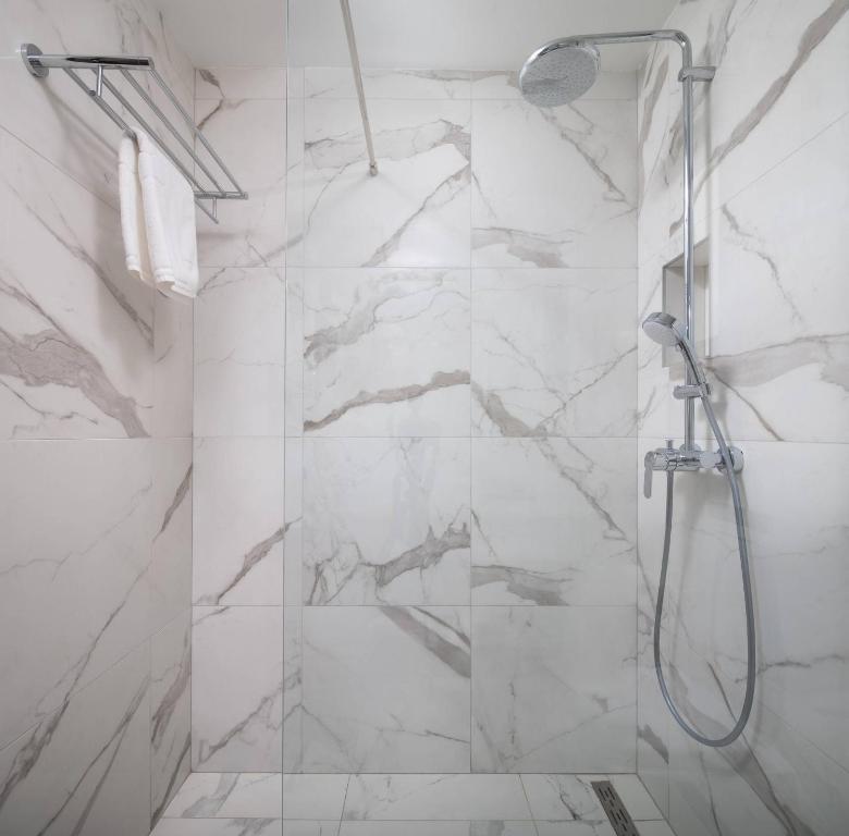 Koupelna v ubytování Ellure Luxury Suites